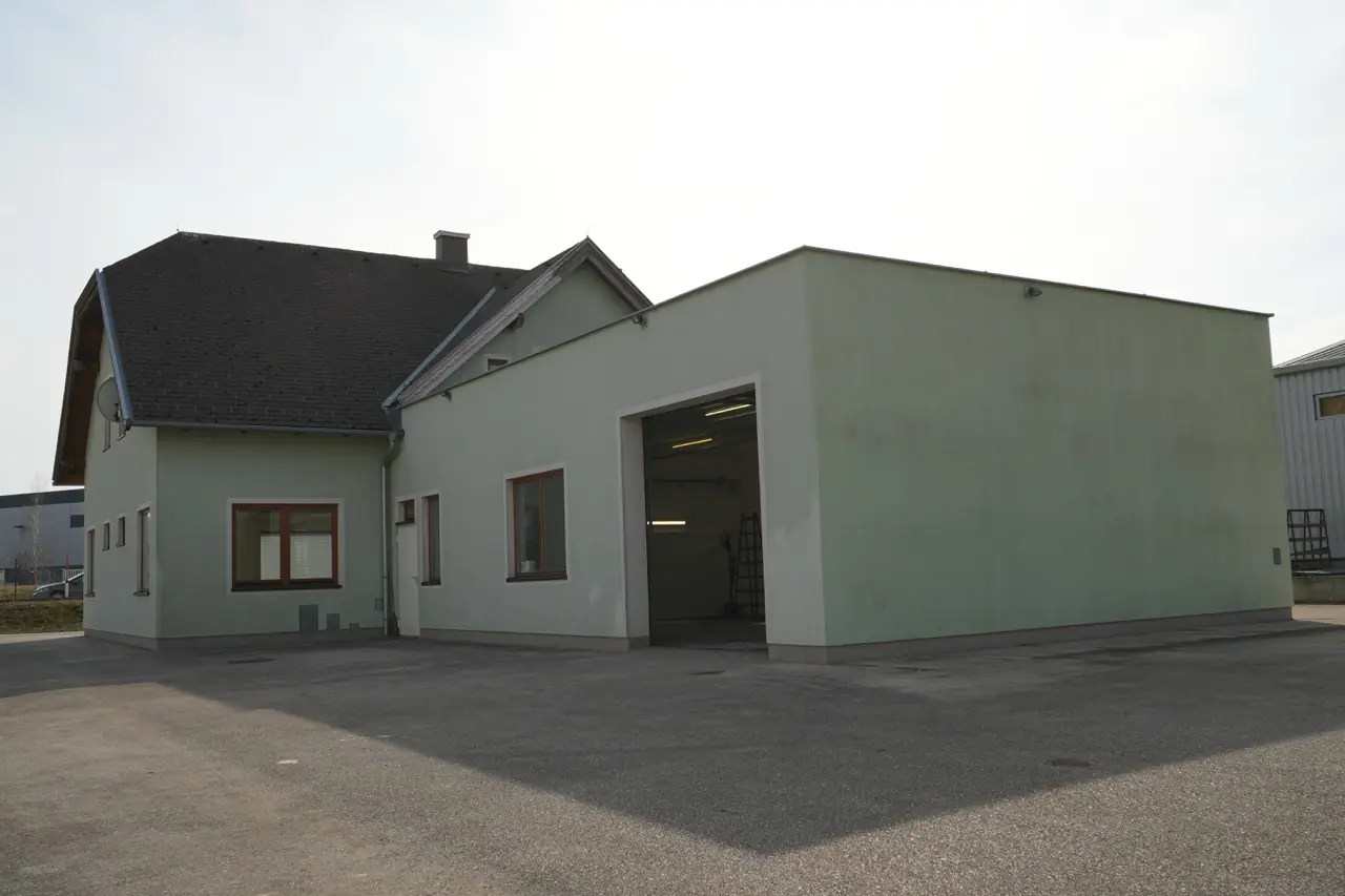 Gebäude mit angebauter Halle und Garagentor