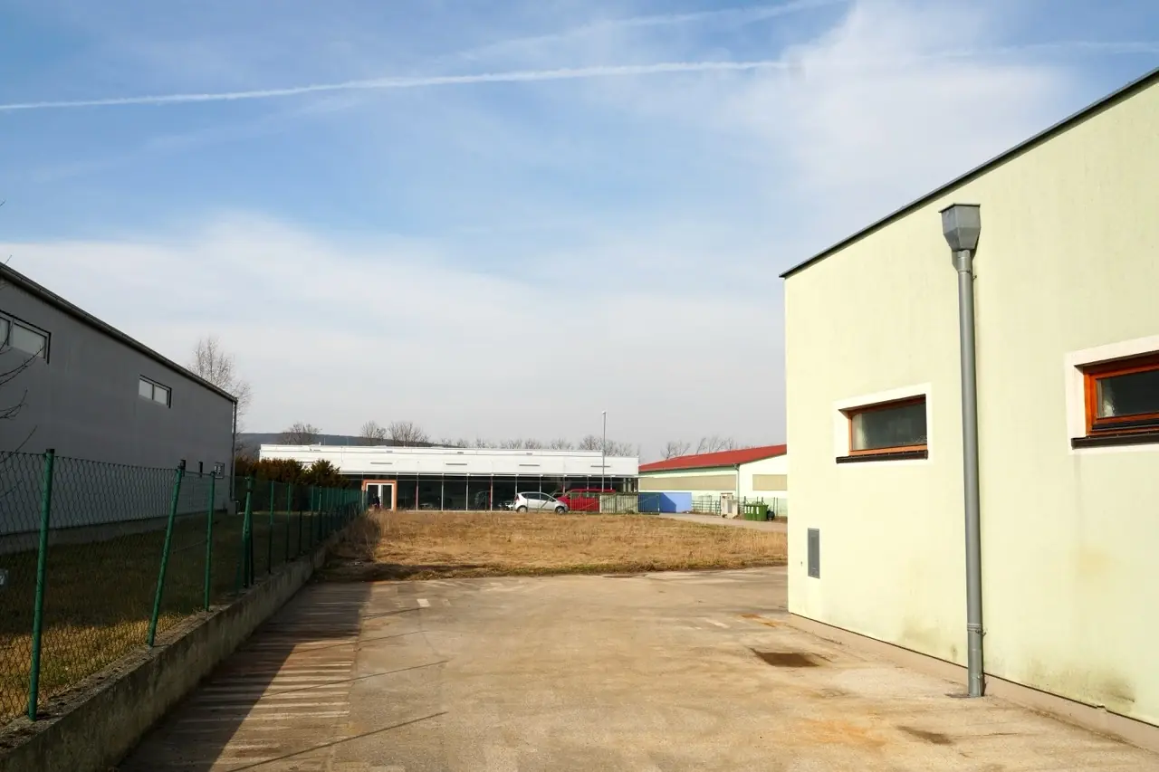 Eingezäunte Freifläche hinter dem Gebäude